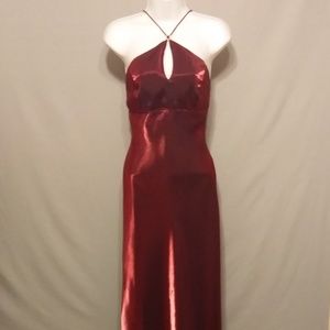 CLOSET CLOSING STUNNING FLOOR LENGTH RED GOWN